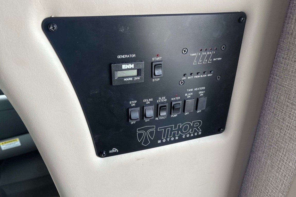 Mercedes Thor Chateau Motor Coach 24fs Class C low milage 18k