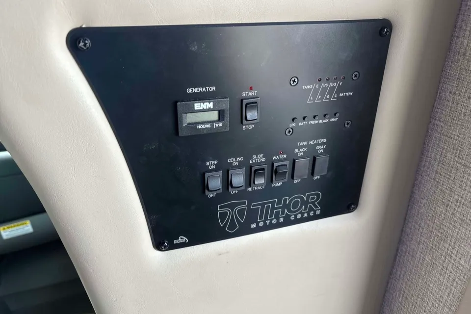 Mercedes Thor Chateau Motor Coach 24fs Class C low milage 18k