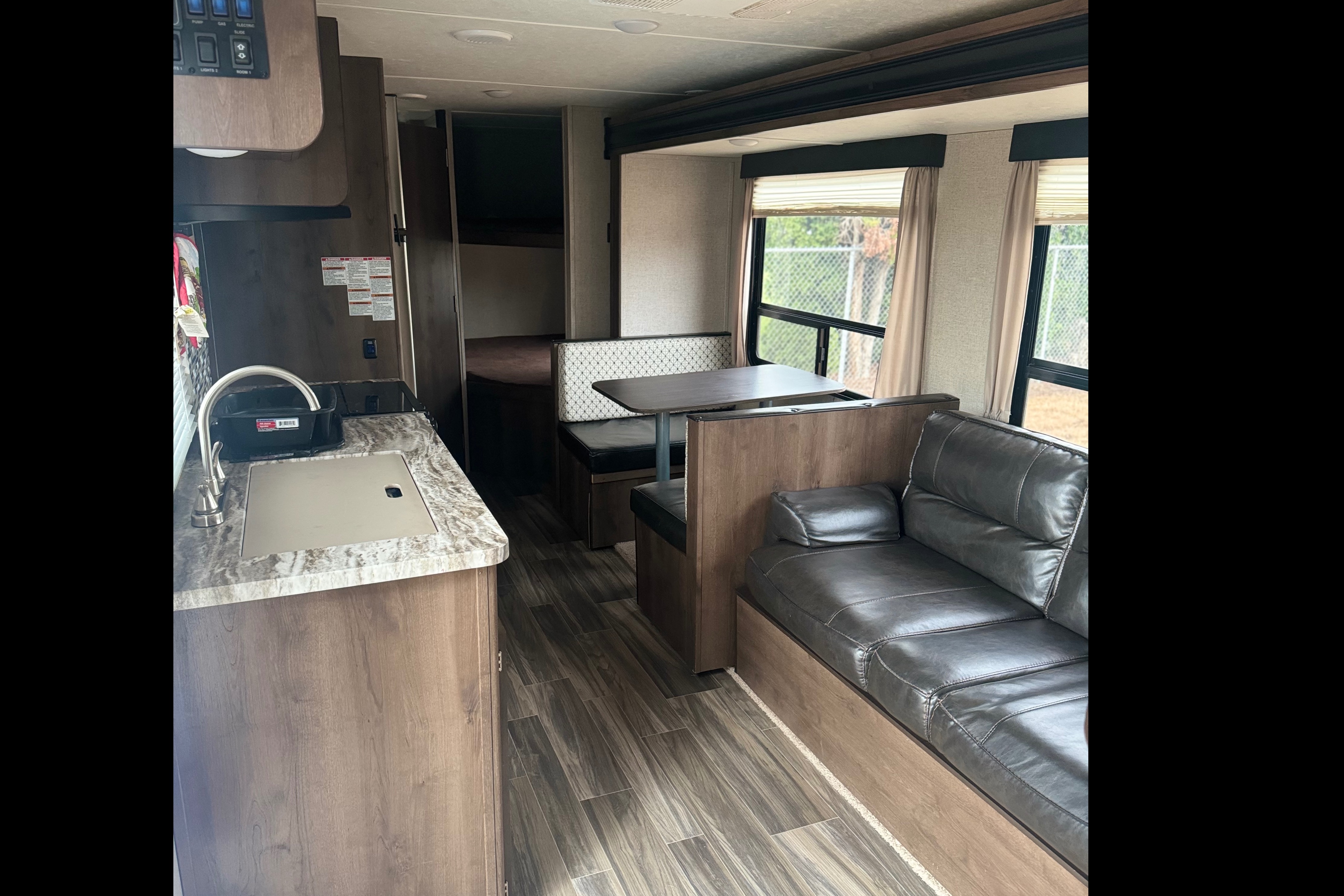 Shasta 26db Travel Trailer