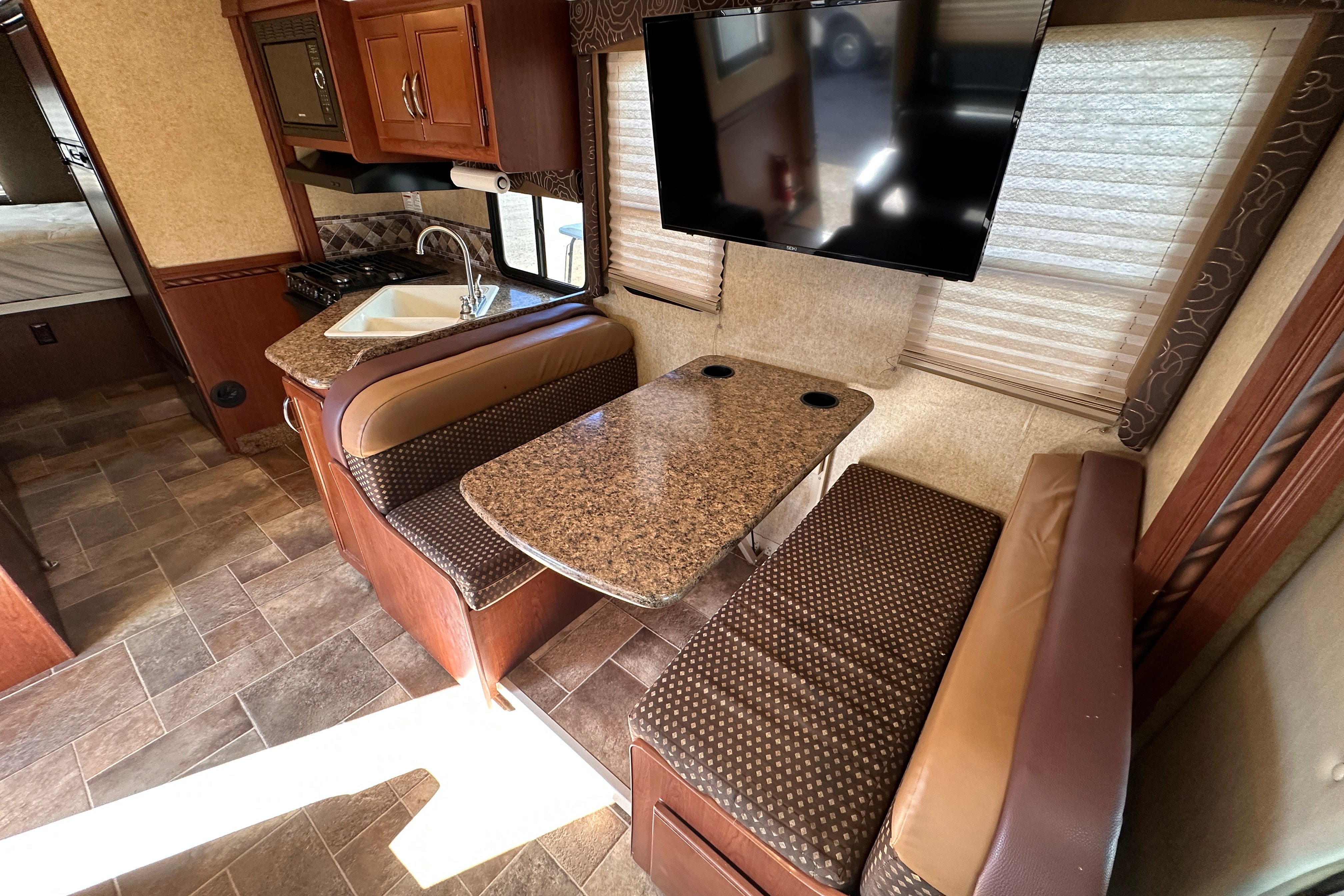 2016 Thor Freedom Elite 29FE: Ultimate Road Escape! ⛺