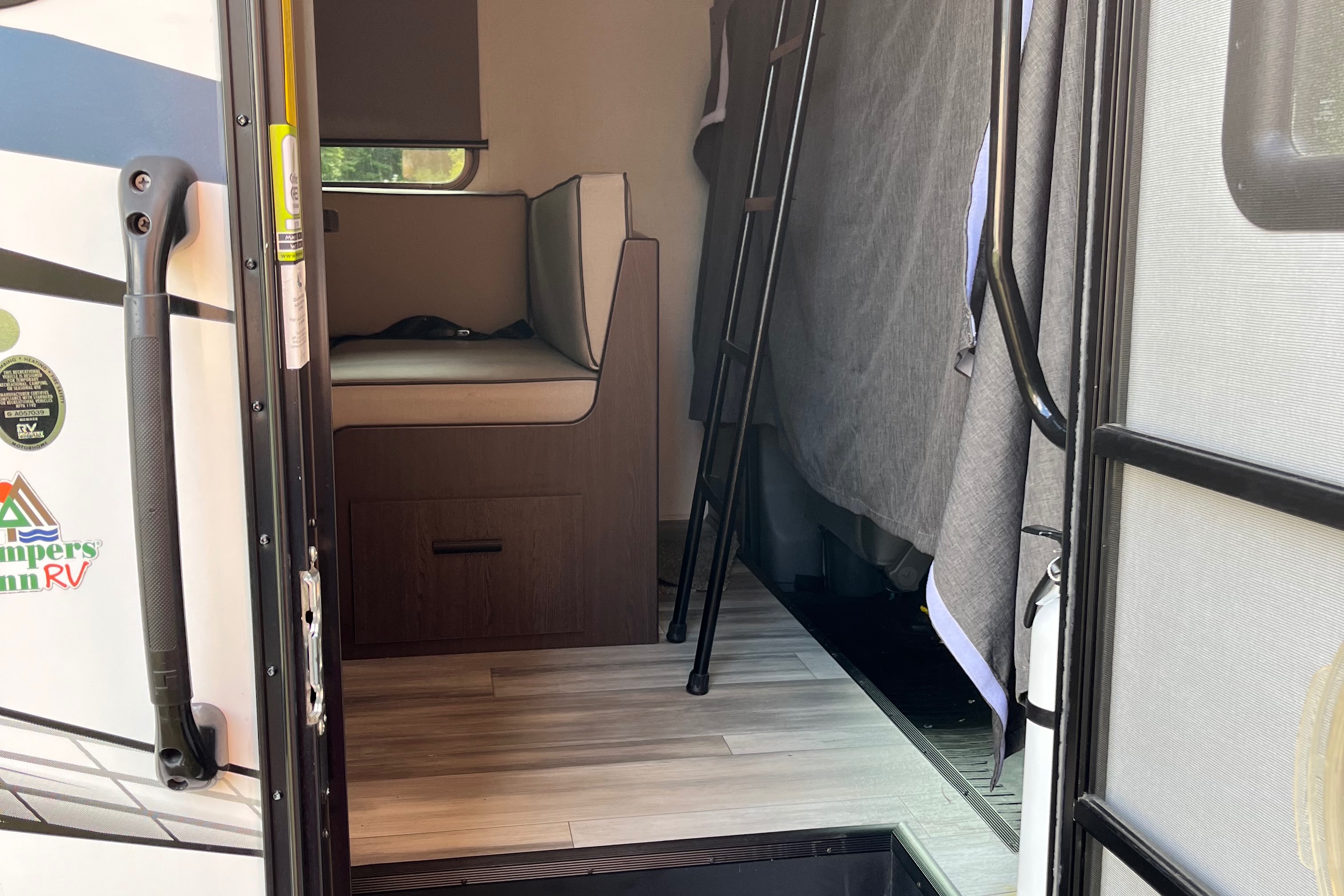 Traveler Forest River Sun seeker 2350LE Class C