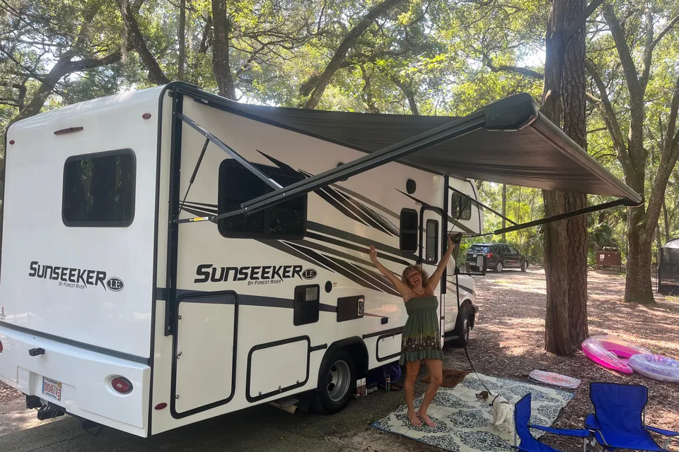 Traveler Forest River Sun seeker 2350LE Class C