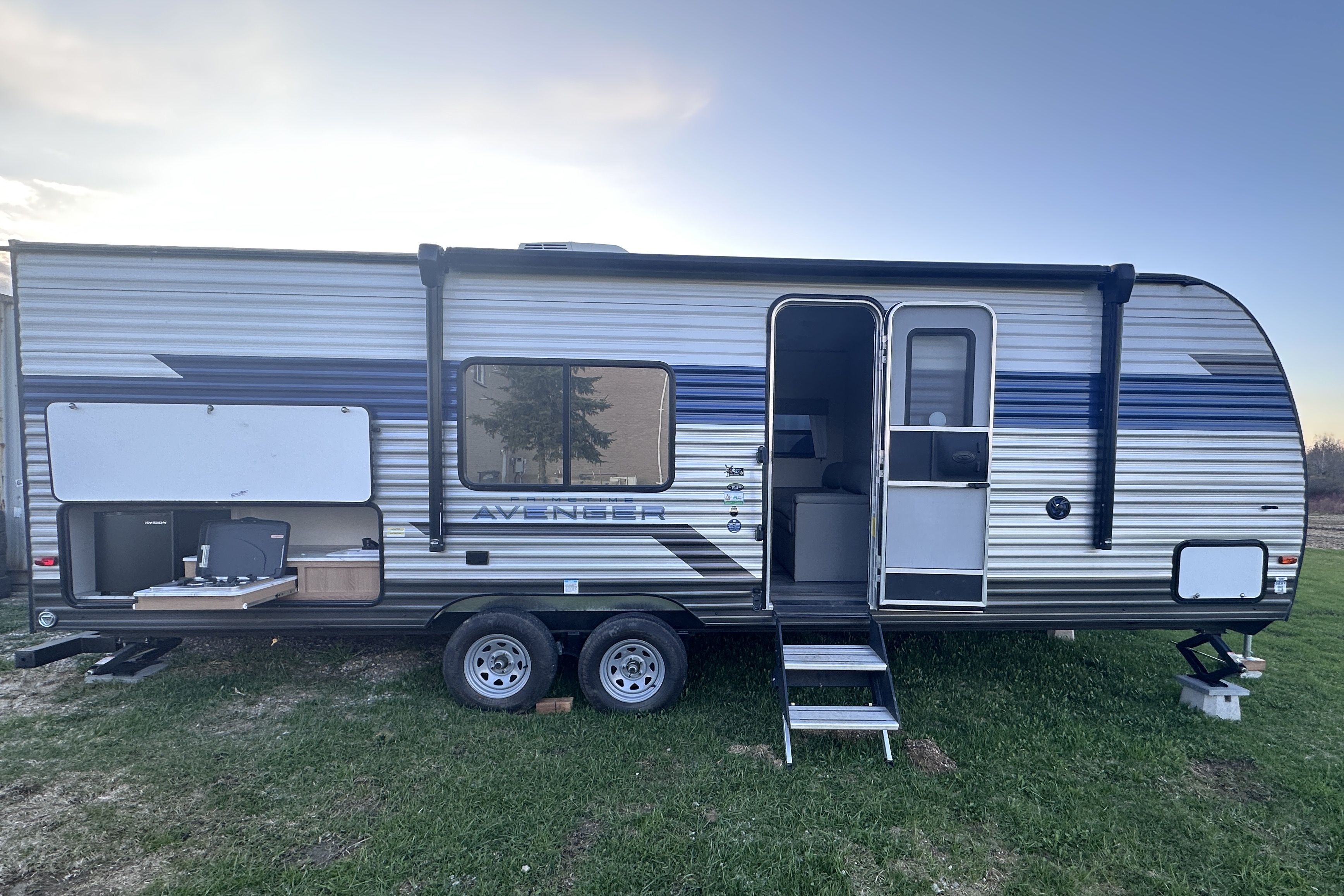 Prime Time Avenger Travel Trailer 28 Ft Sleeps 6