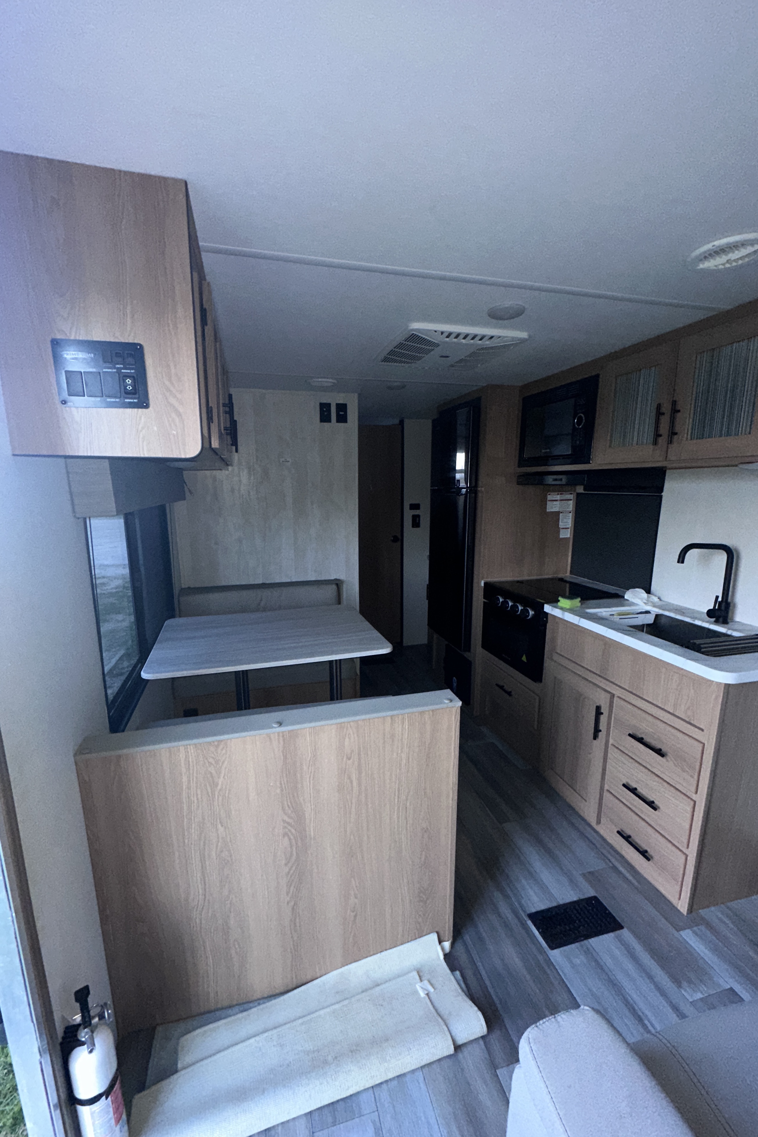 Prime Time Avenger Travel Trailer 28 Ft Sleeps 6