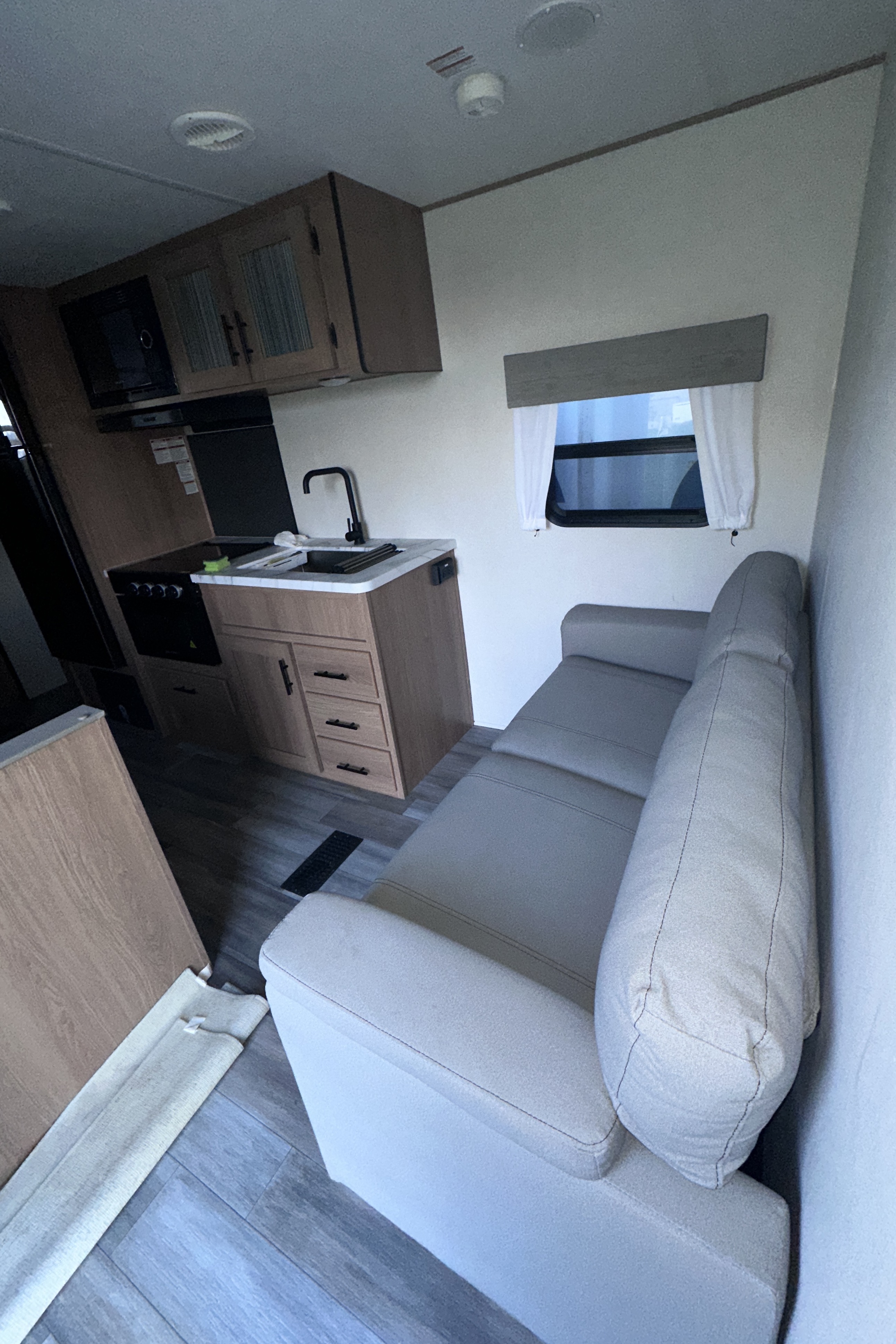 Prime Time Avenger Travel Trailer 28 Ft Sleeps 6
