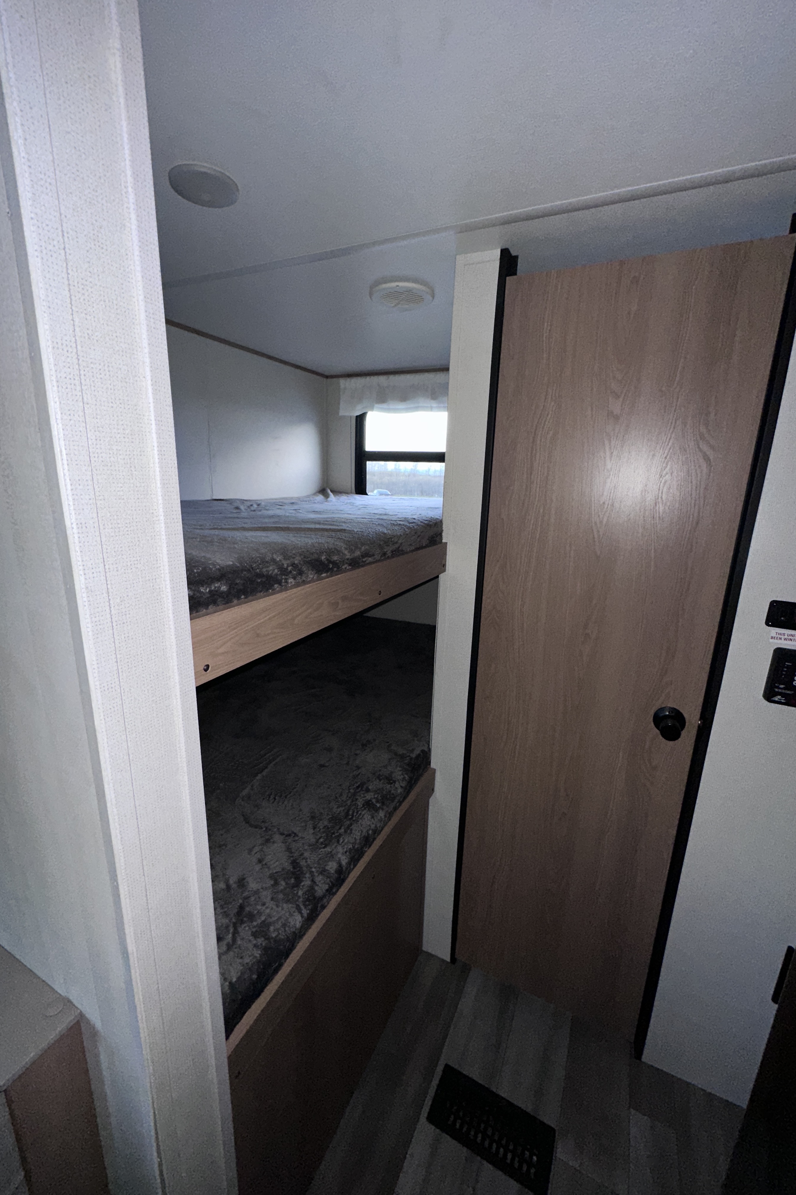 Prime Time Avenger Travel Trailer 28 Ft Sleeps 6