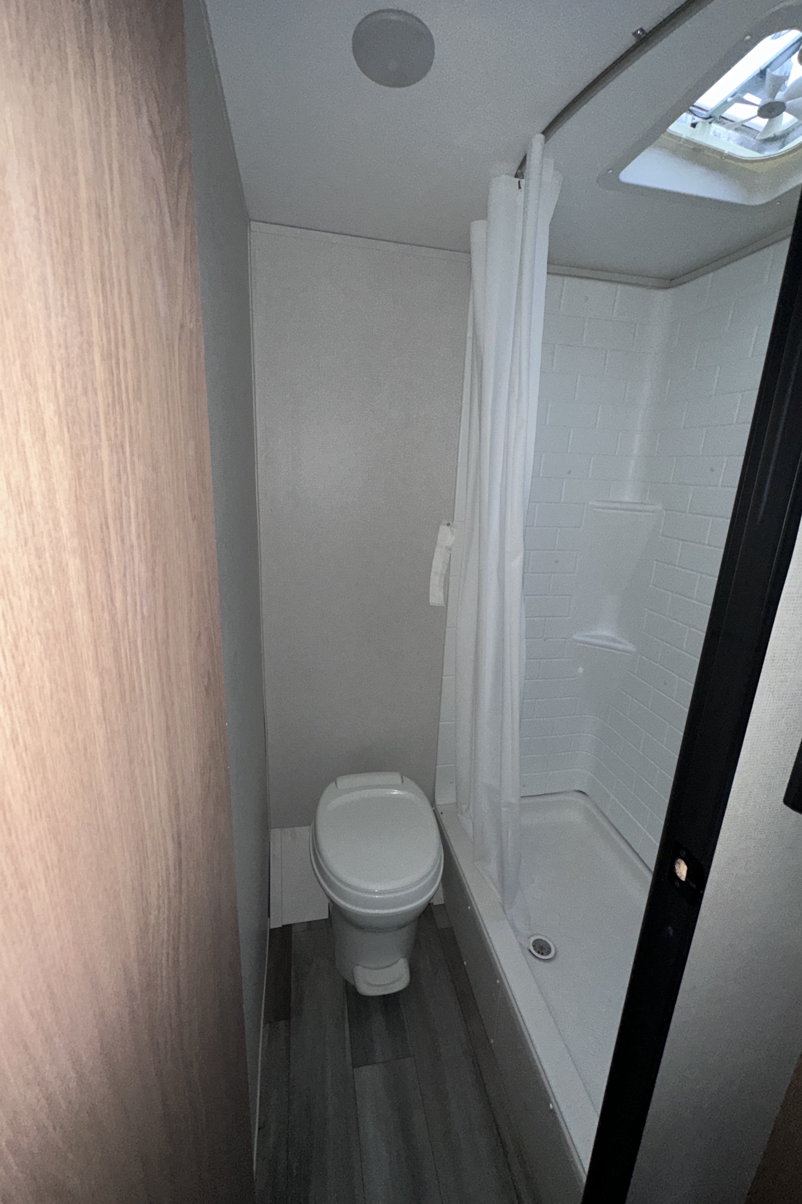 Prime Time Avenger Travel Trailer 28 Ft Sleeps 6