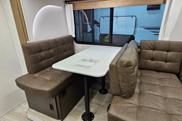 Salem 26 ICE (ICE1). 33 ft, 7785 lb Travel trailer Sleeps 8