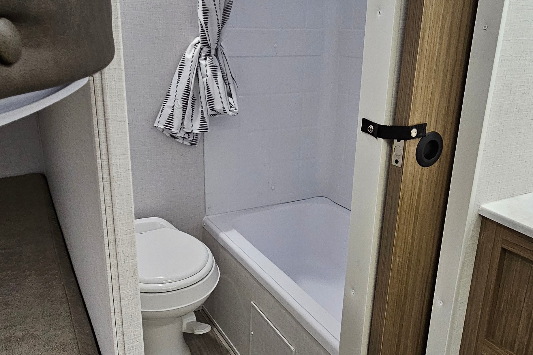 Salem 26 ICE (ICE1). 33 ft, 7785 lb Travel trailer Sleeps 8