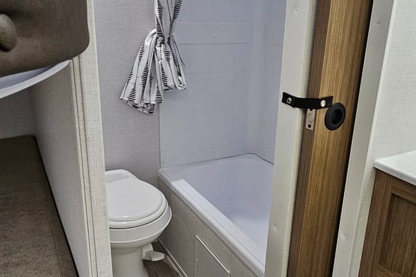 Salem 26 ICE (ICE1). 33 ft, 7785 lb Travel trailer Sleeps 8
