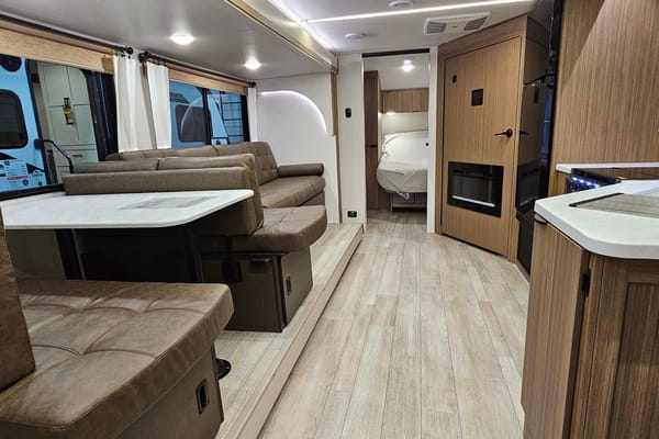 Salem 26 ICE (ICE1). 33 ft, 7785 lb Travel trailer Sleeps 8