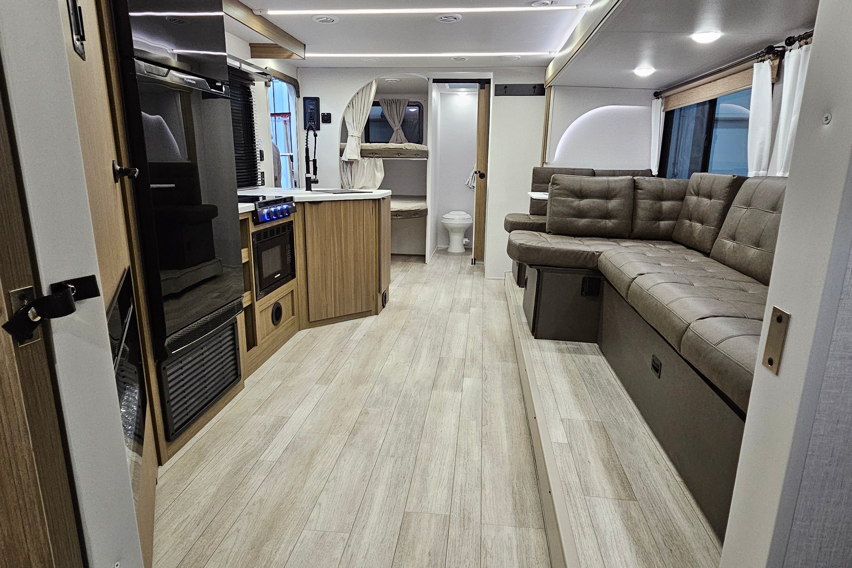 Salem 26 ICE (ICE1). 33 ft, 7785 lb Travel trailer Sleeps 8