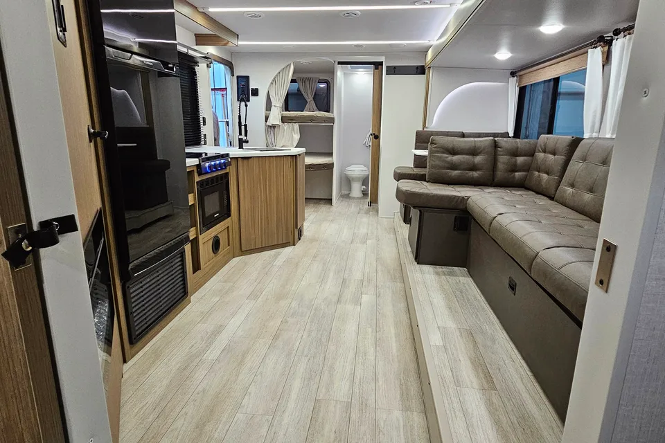 Salem 26 ICE (ICE1). 33 ft, 7785 lb Travel trailer Sleeps 8