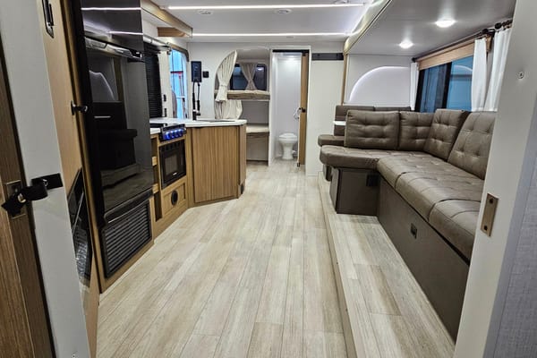 Salem 26 ICE (ICE1). 33 ft, 7785 lb Travel trailer Sleeps 8