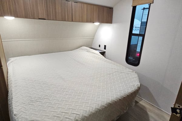 Salem 26 ICE (ICE1). 33 ft, 7785 lb Travel trailer Sleeps 8