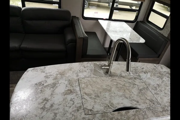 Adventure-Ready KZ Connect C332BHK | Starlink WiFi | Sleeps 7-10
