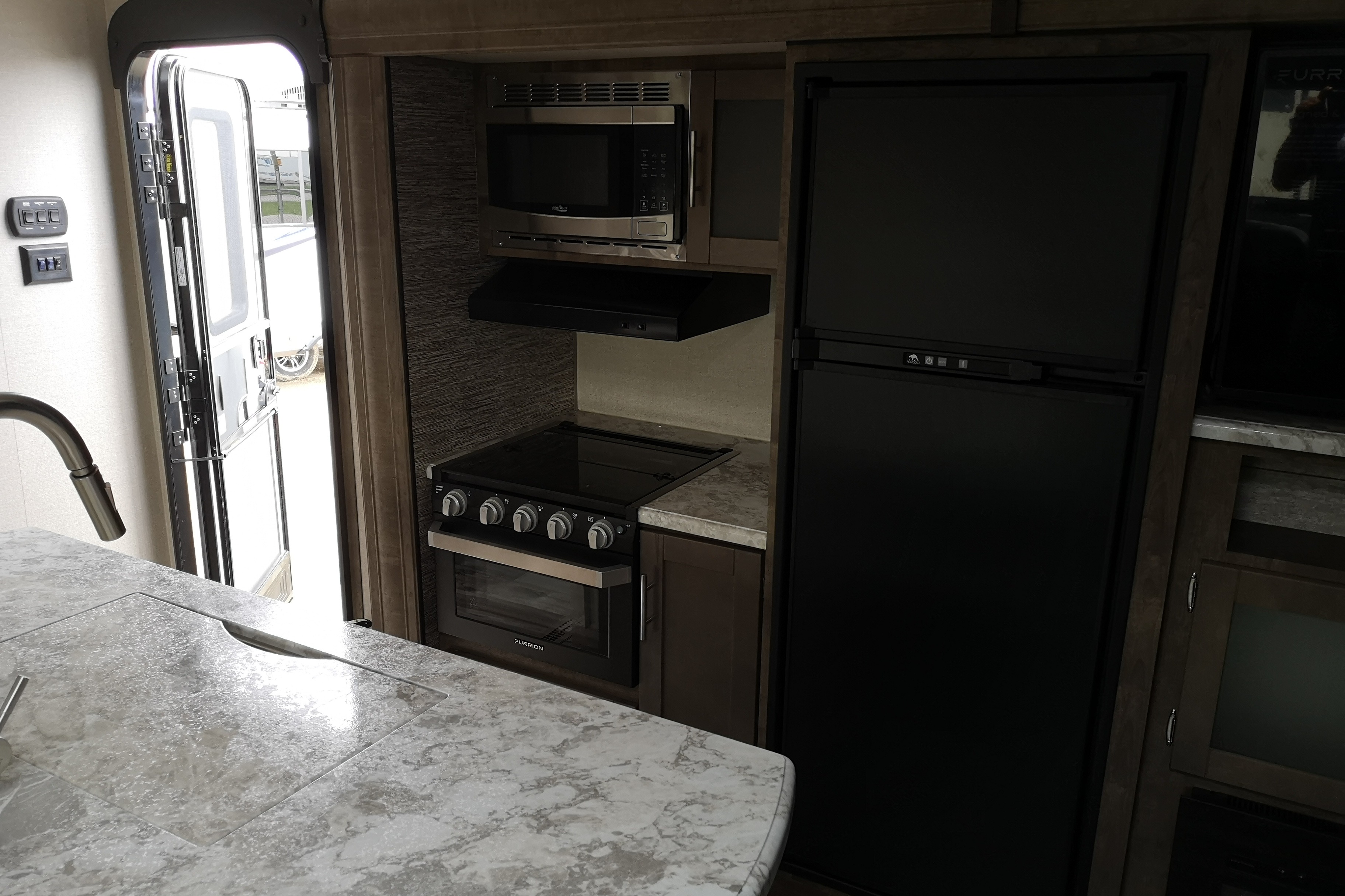 Adventure-Ready KZ Connect C332BHK | Starlink WiFi | Sleeps 7-10