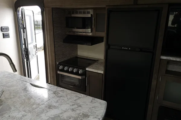 Adventure-Ready KZ Connect C332BHK | Starlink WiFi | Sleeps 7-10