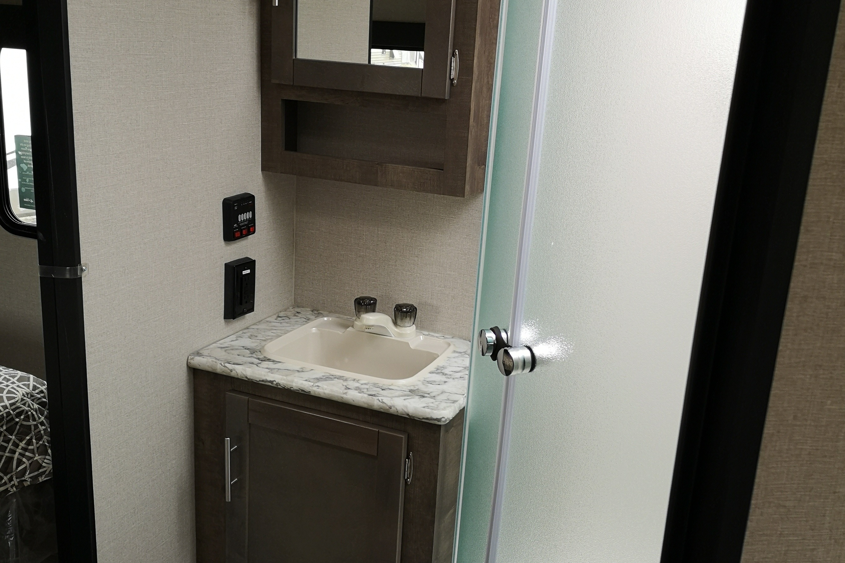 Adventure-Ready KZ Connect C332BHK | Starlink WiFi | Sleeps 7-10