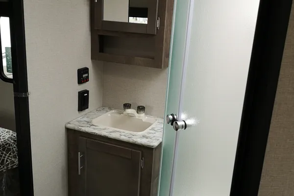 Adventure-Ready KZ Connect C332BHK | Starlink WiFi | Sleeps 7-10