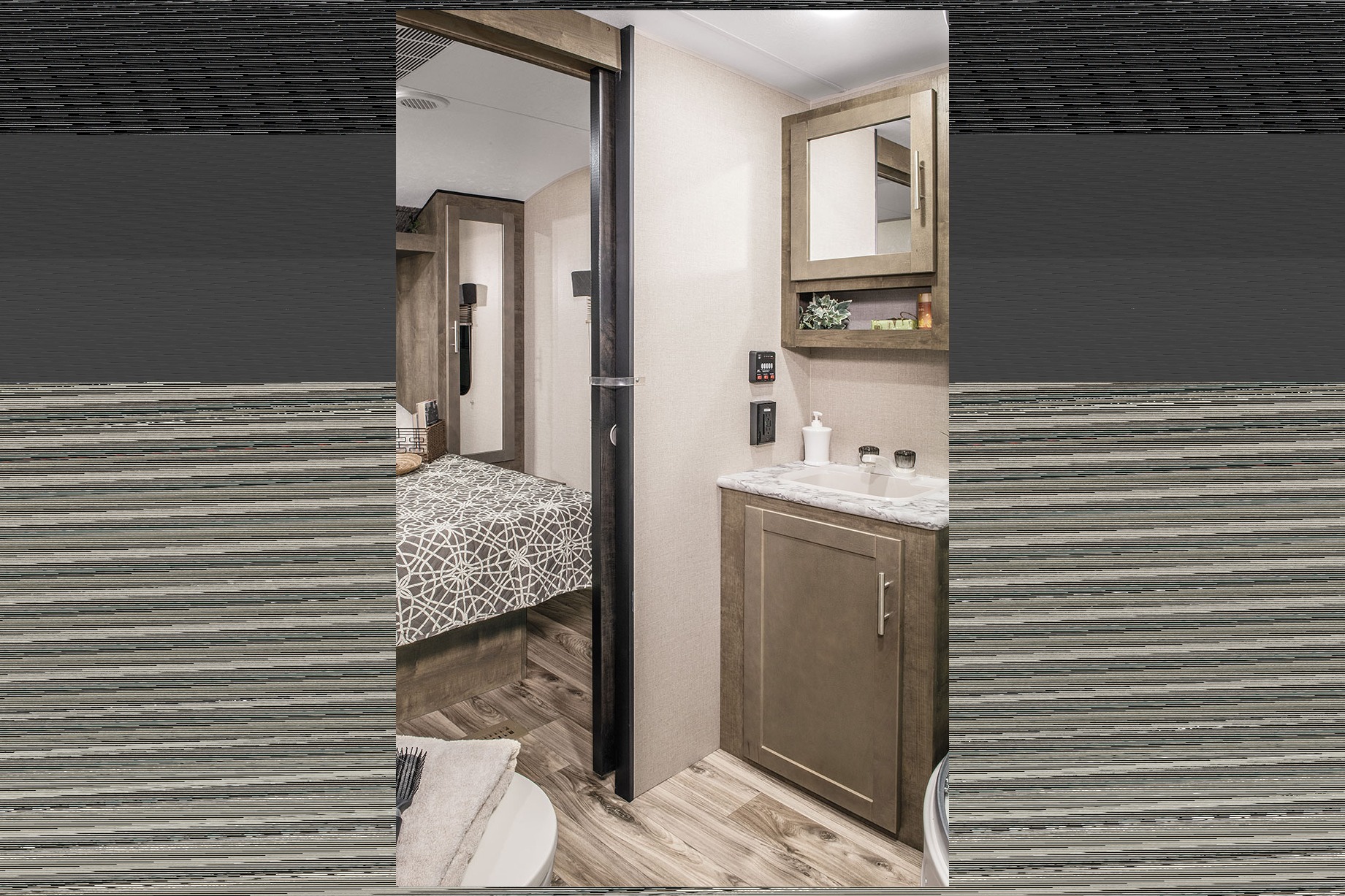 Adventure-Ready KZ Connect C332BHK | Starlink WiFi | Sleeps 7-10
