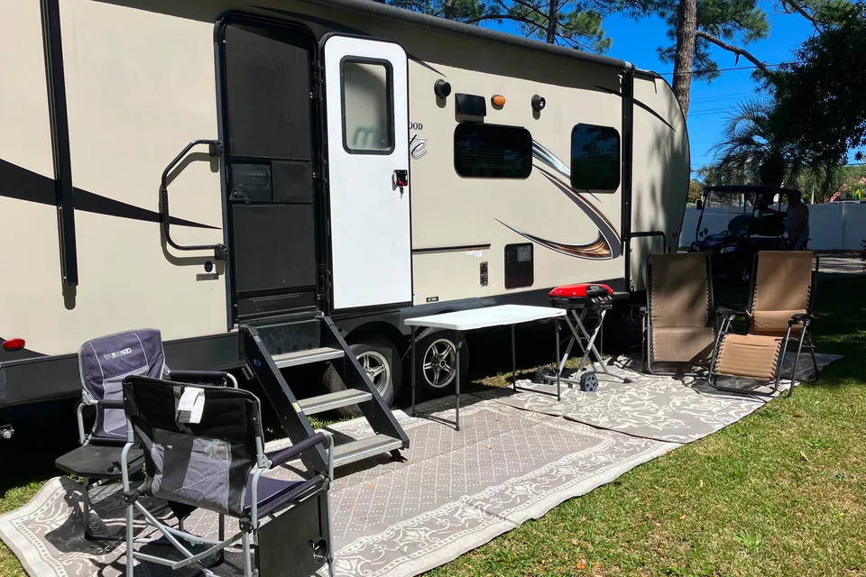 Couple Camper