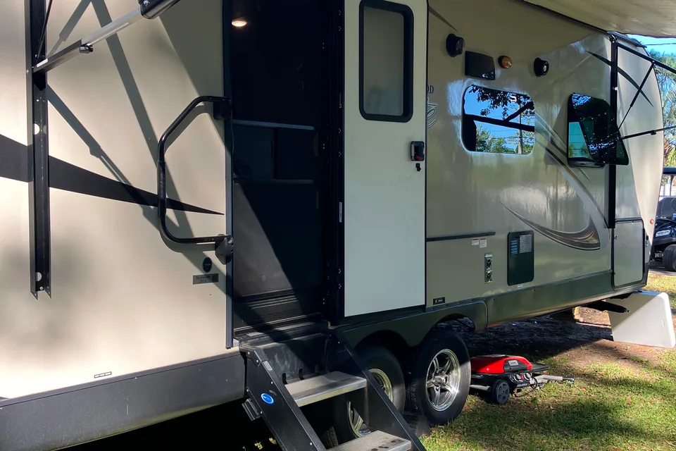 Couple Camper