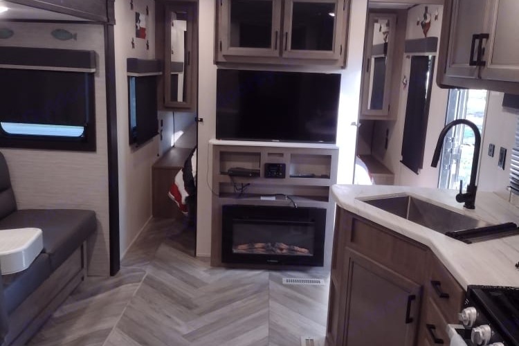 Olympia with Bunks: Delivery Available($85) Fully Equipped: No Prep Fee