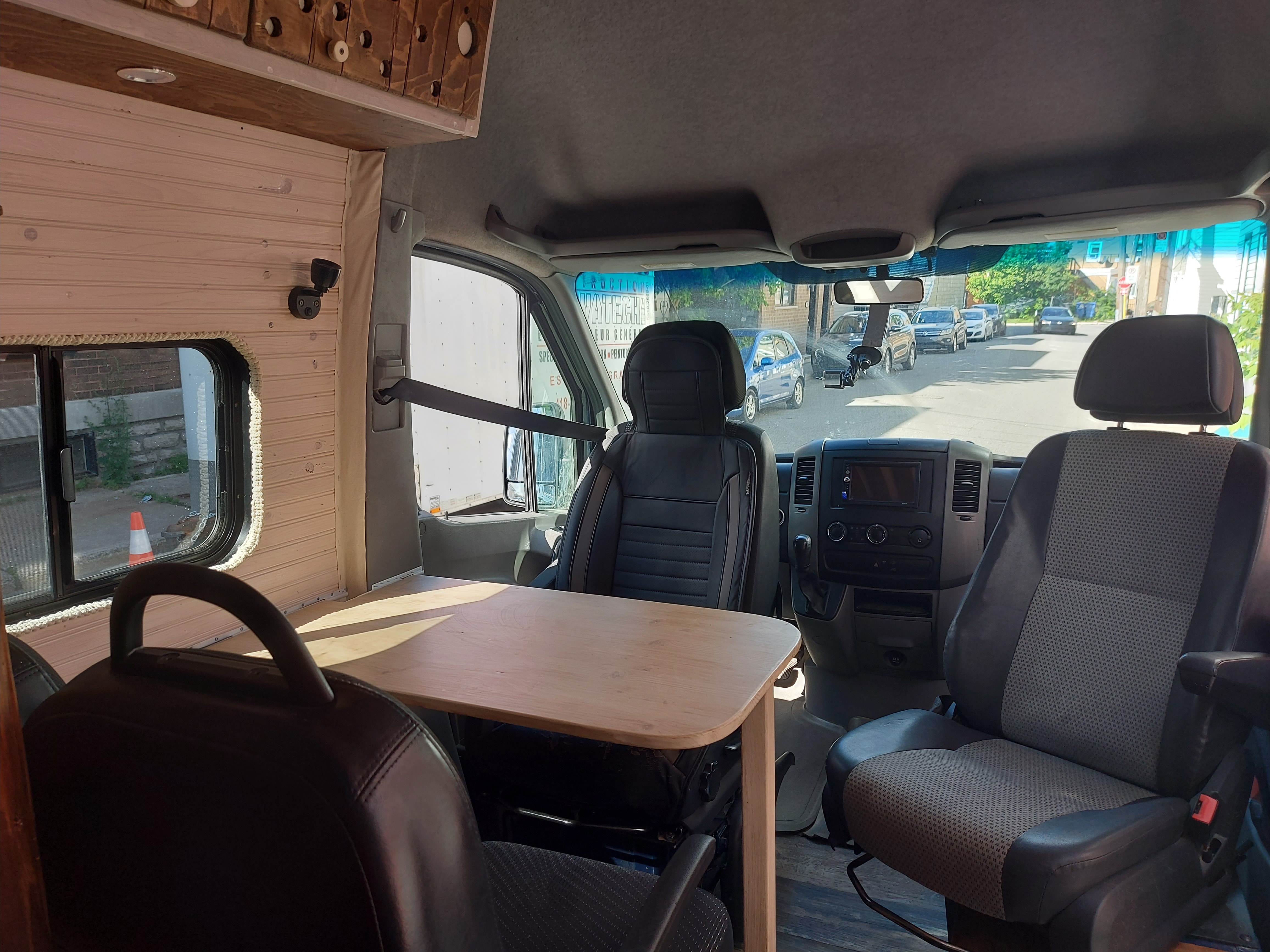 Julie Mercedes-Benz 2500 Classe B
