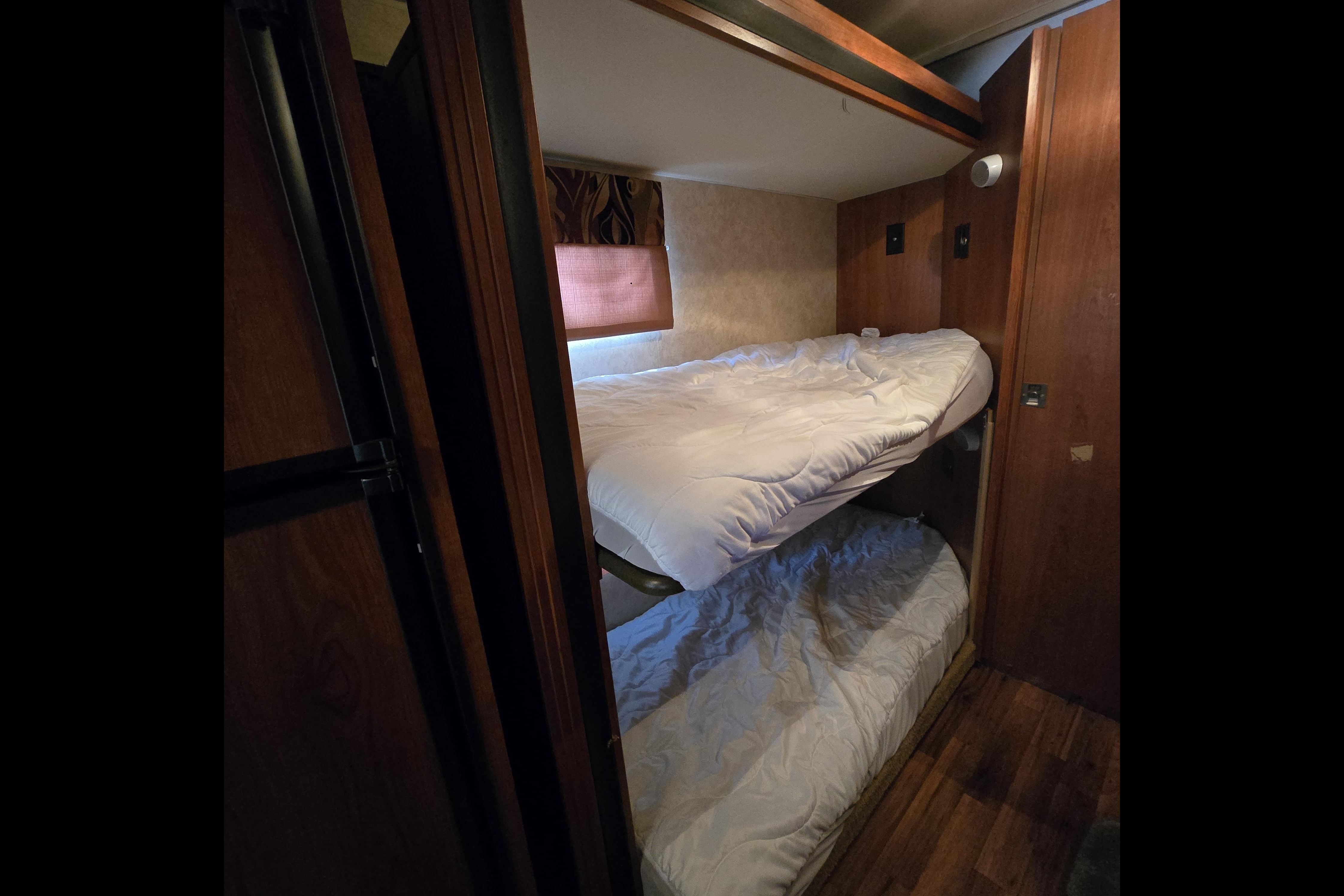 Fireside RV's Coachmen Freelander 32BH Class C Bunkhouse - LMI2133