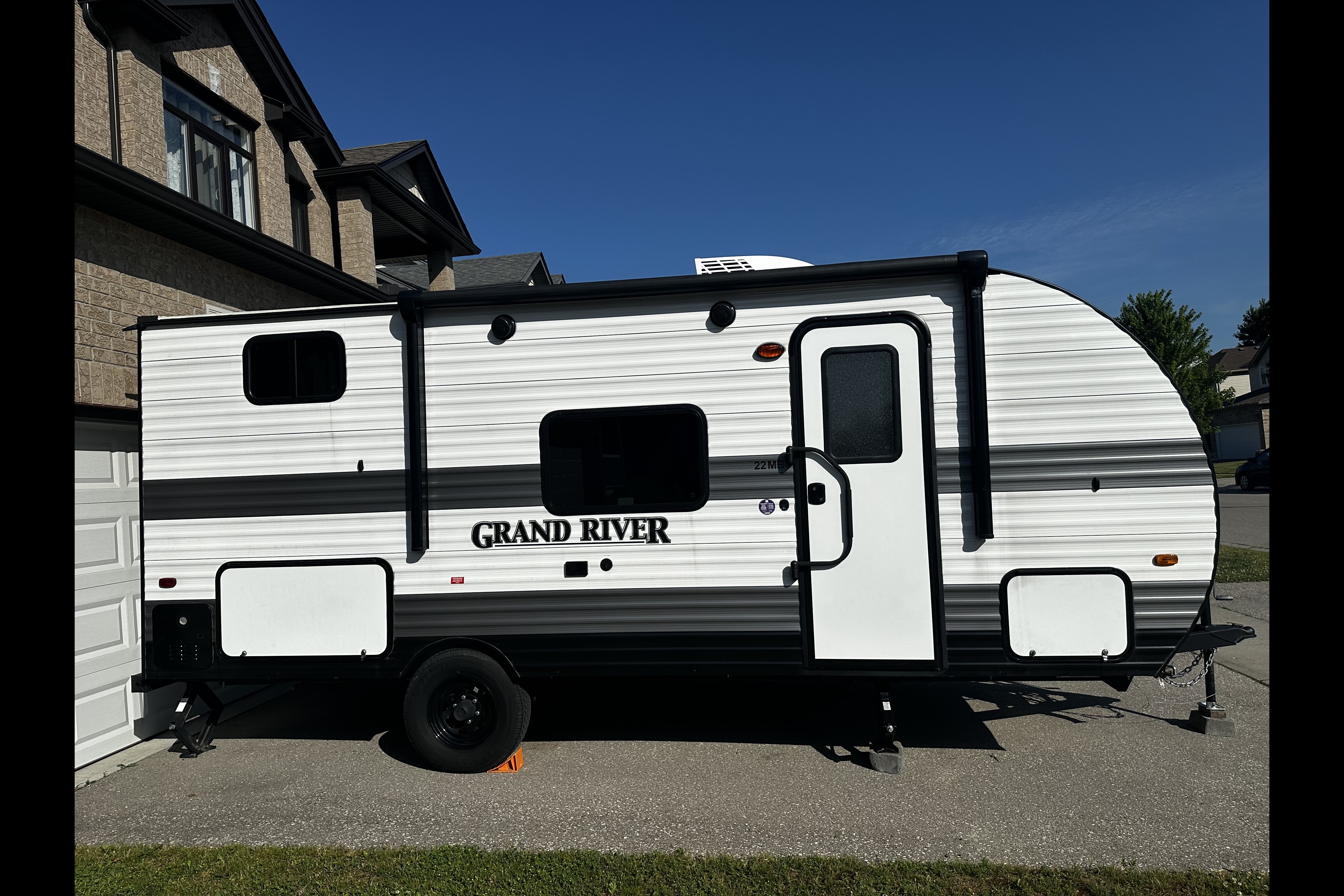 Sunny & Harvey’s 2024 Grand River 22mb Travel Trailer