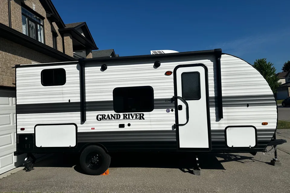 Sunny & Harvey’s 2024 Grand River 22mb Travel Trailer