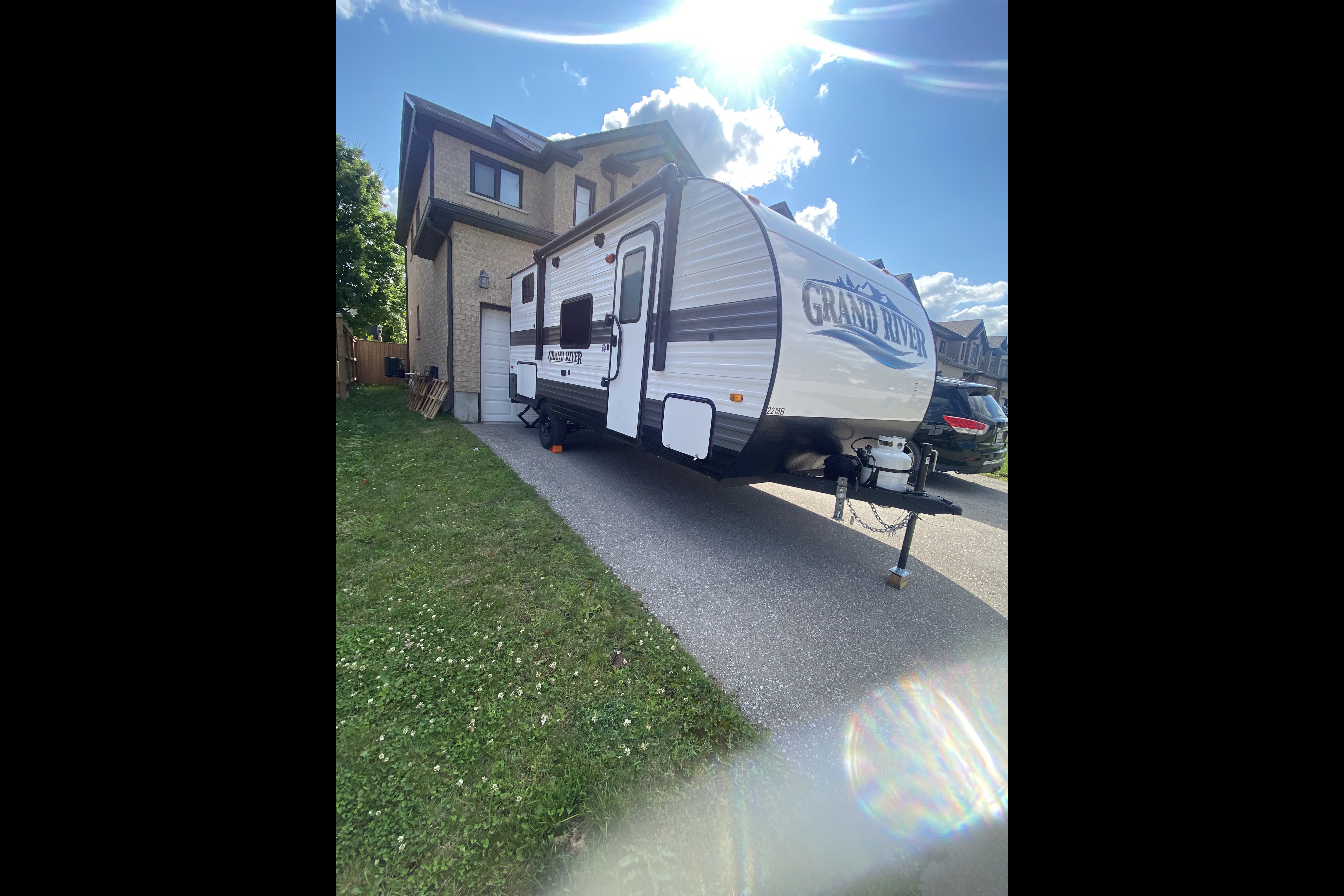Sunny & Harvey’s 2024 Grand River 22mb Travel Trailer