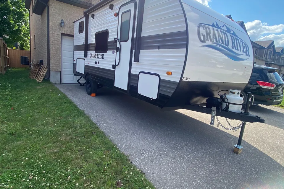 Sunny & Harvey’s 2024 Grand River 22mb Travel Trailer