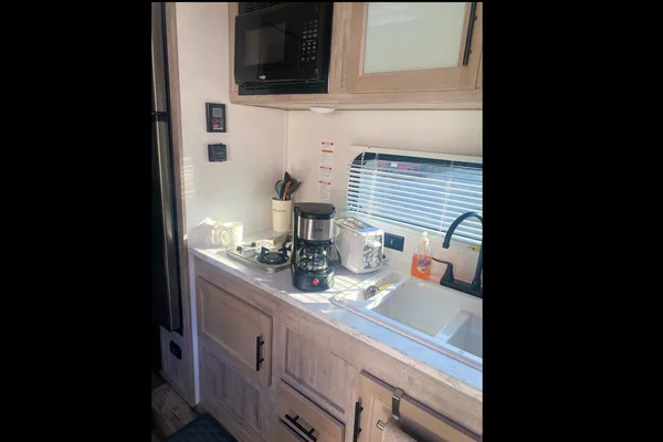 Sunny & Harvey’s 2024 Grand River 22mb Travel Trailer