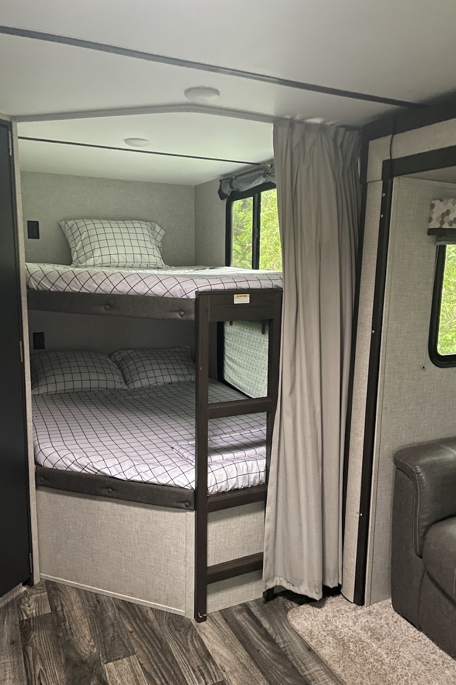 Bullet "Shelly": Private BR, Pets + Film Production Companies Welcomed, Delivery Available
