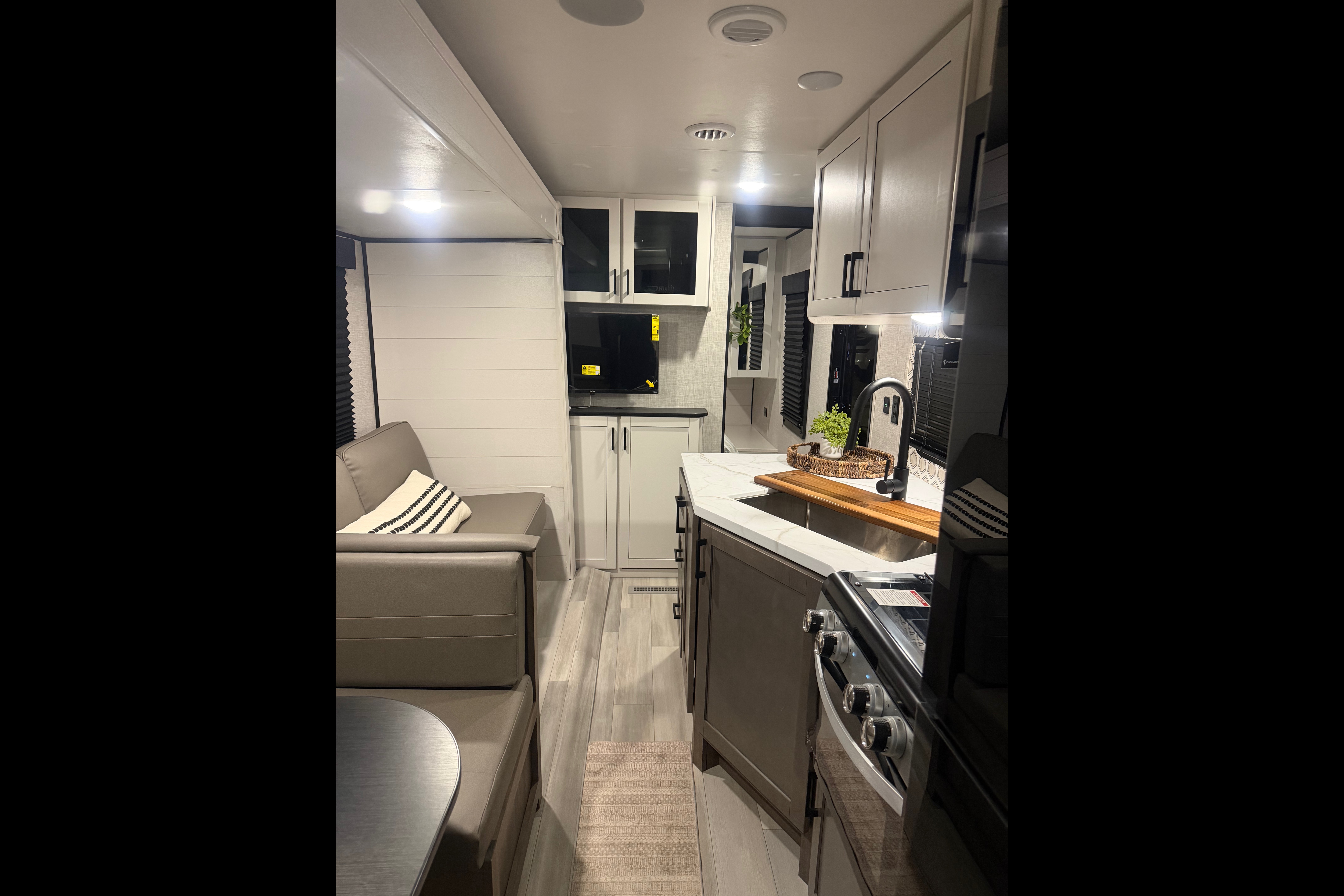 Irma's Highland Ridge RV 26BHS Travel Trailer W/Solar