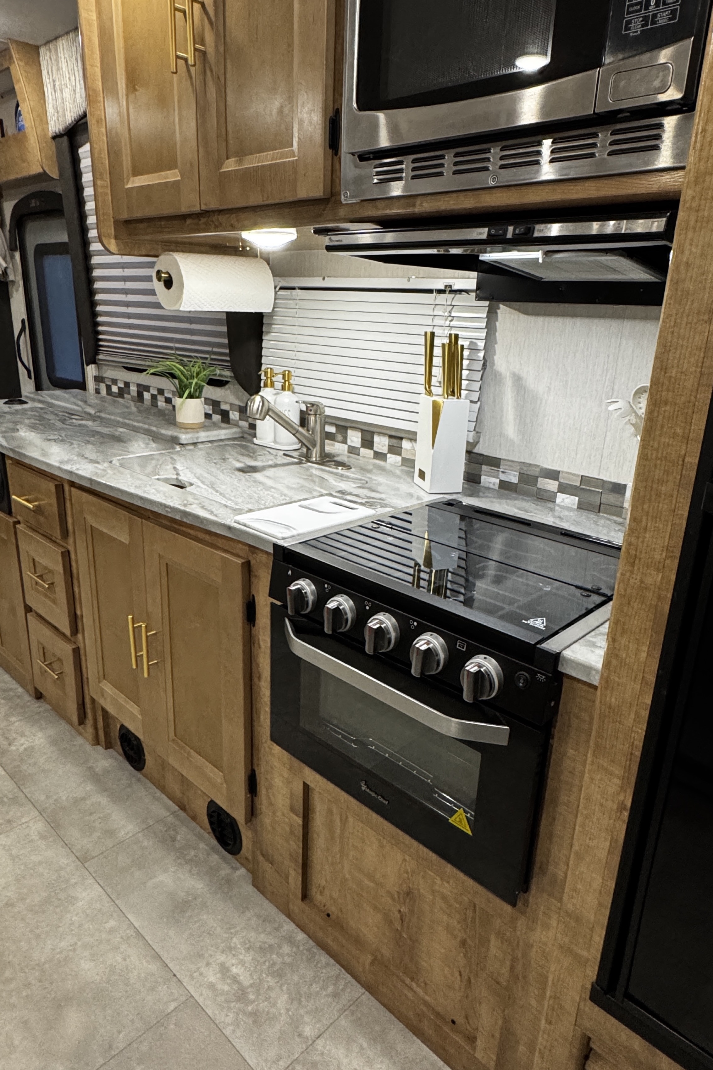 Hit the road in style and comfort! 2021 Coachmen Leprechaun!
