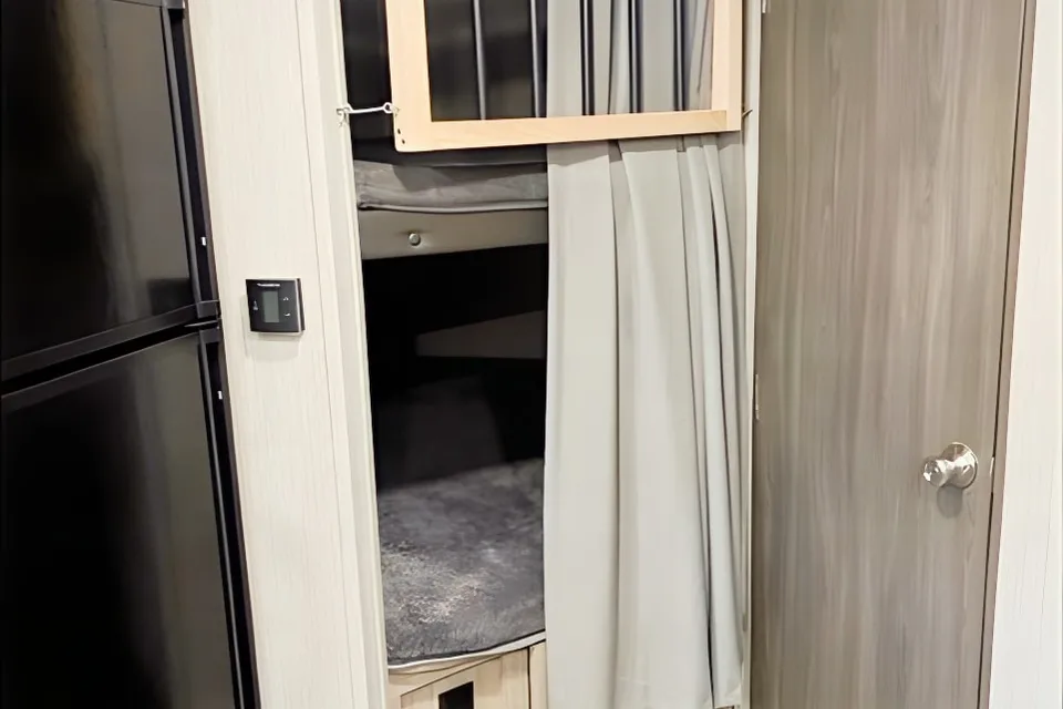 Vitaliy's Coachmen FreedomExpress 257BHS Travel Trailer