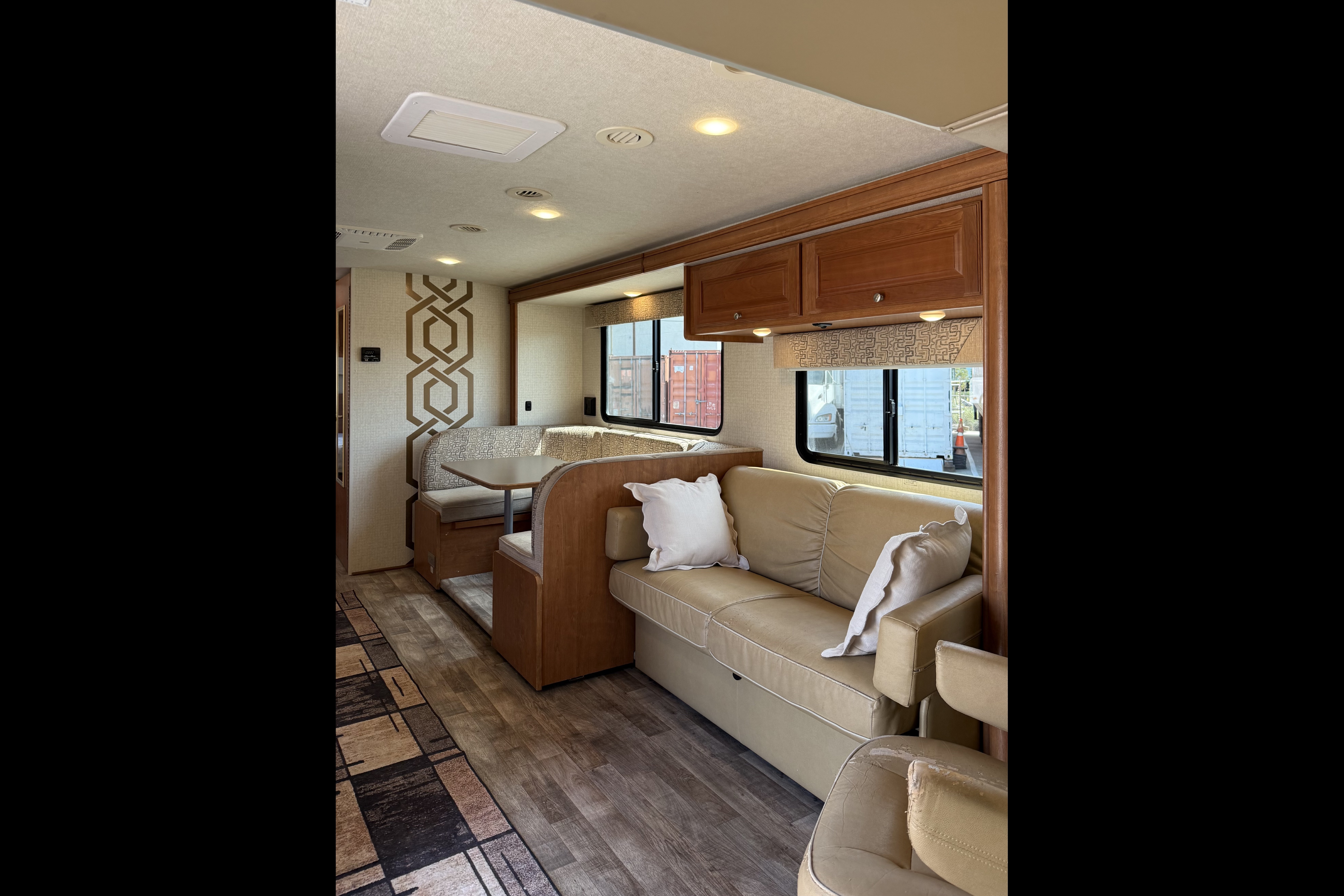 Lidiya's Winnebago Vista 31 KE Class A