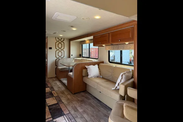 Lidiya's Winnebago Vista 31 KE Class A