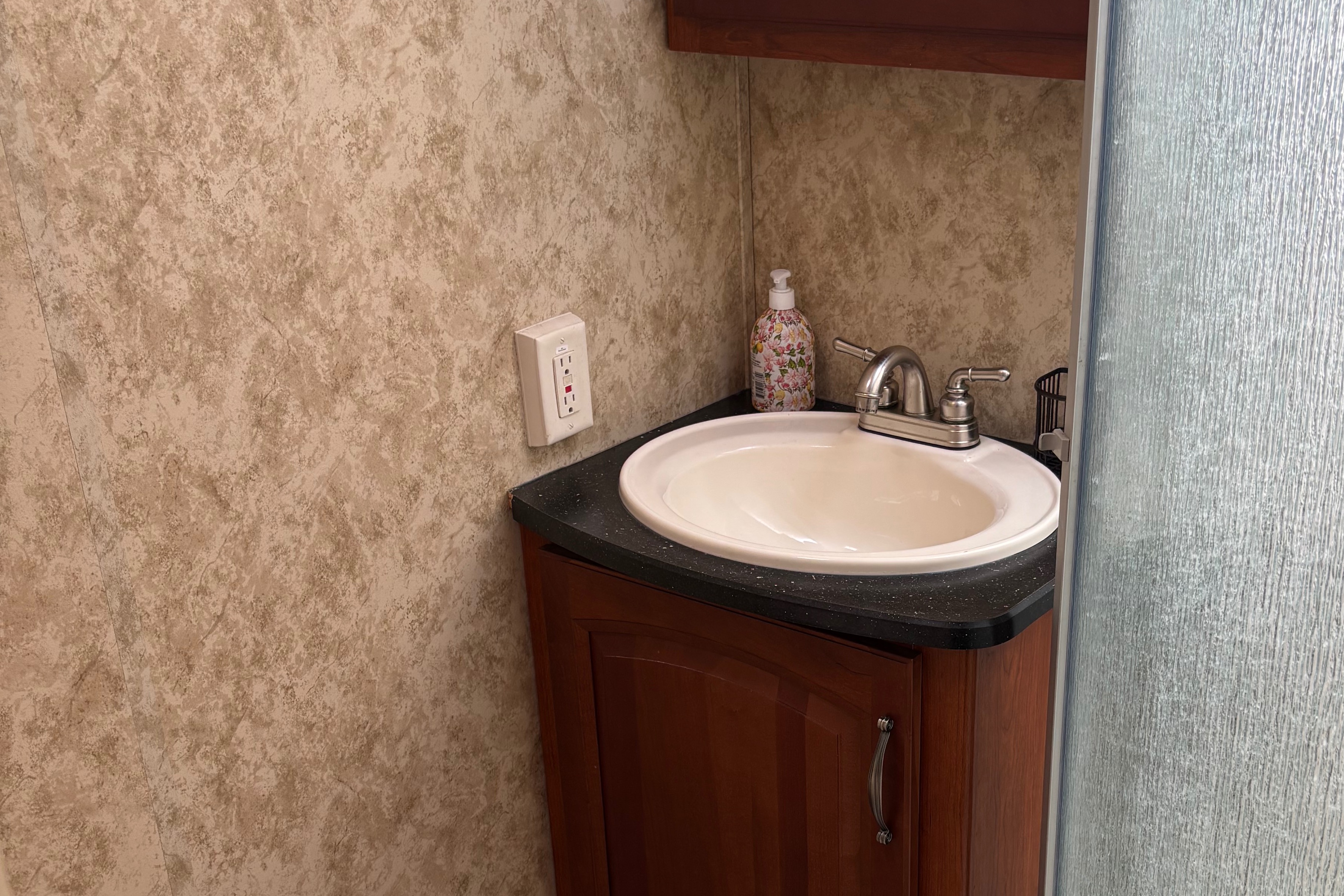 Spacious and Cozy Travel Trailer- Ready for Your Next Adventure!