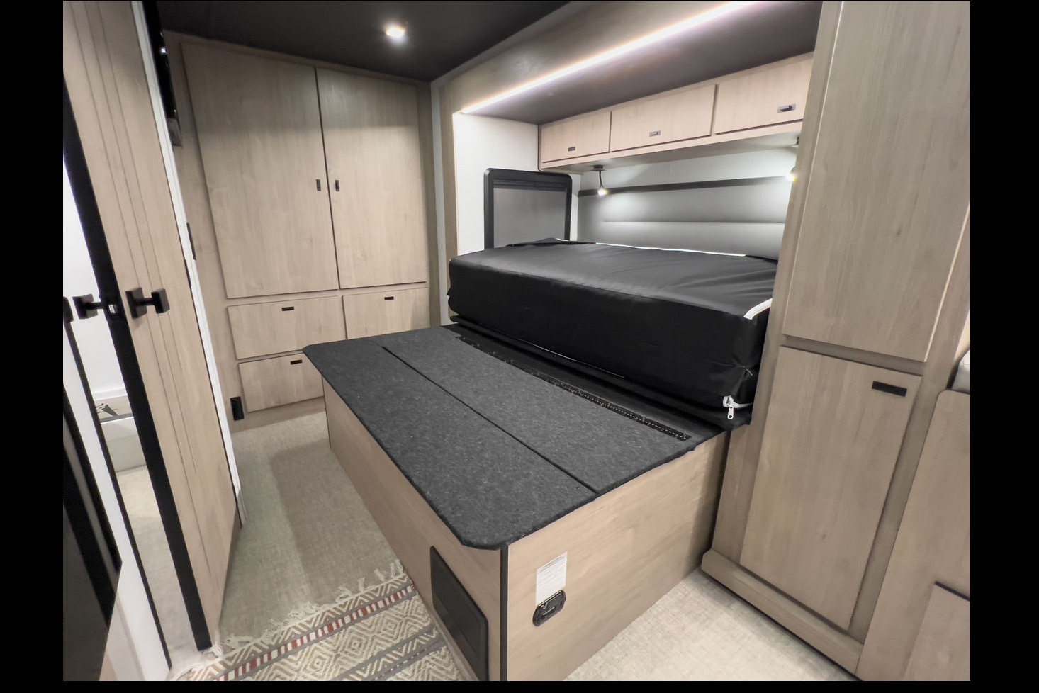 Grand Design Lineage 25FW Class C
