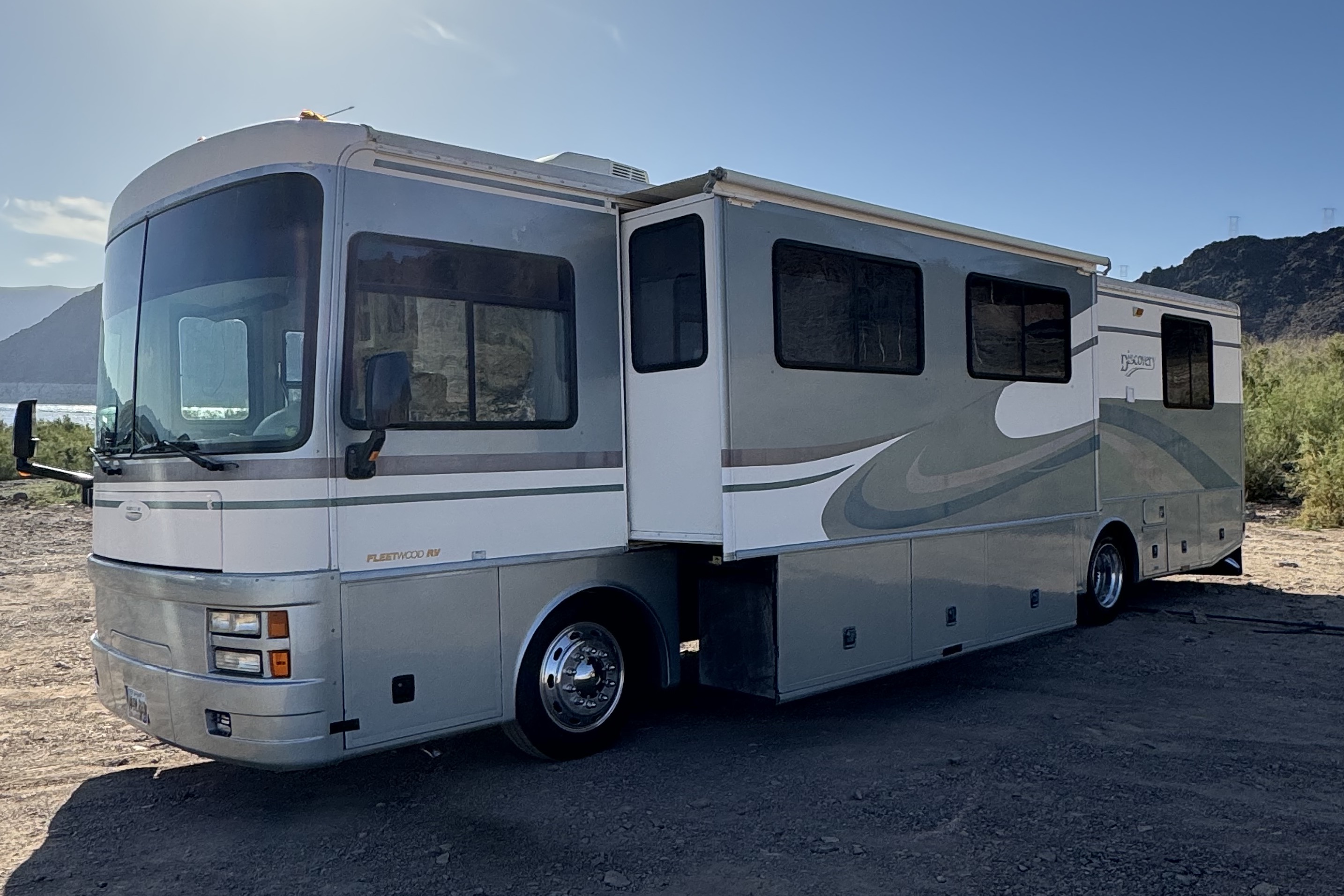 Gib's Newly Renovated Fleetwood Discovery Class A