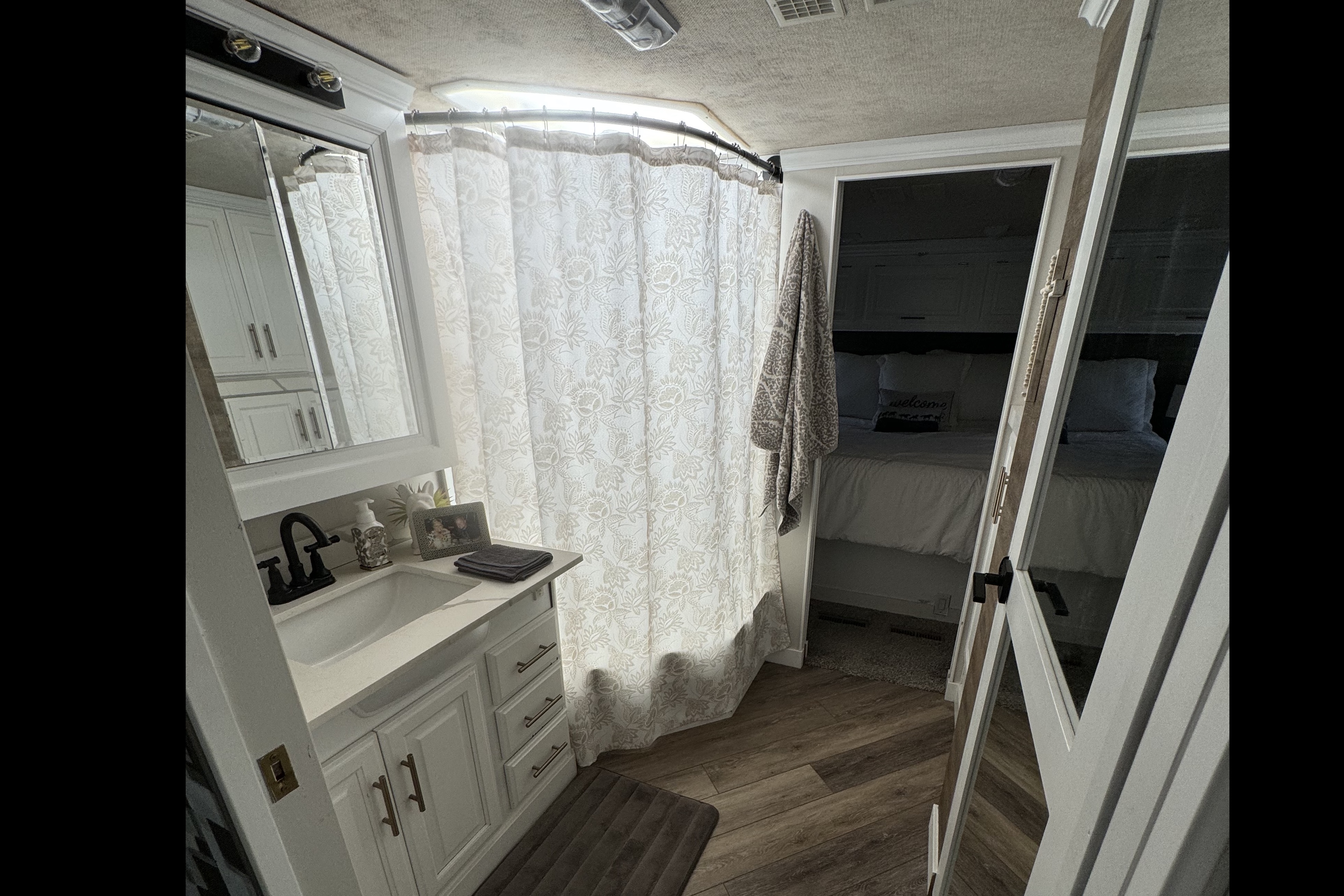 Gib's Newly Renovated Fleetwood Discovery Class A