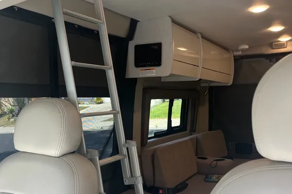 2022 Thor RIZE 18T 4 seats, 4 sleeps