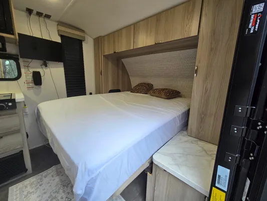 AR's Salem 179DBK Off-grid Travel Trailer