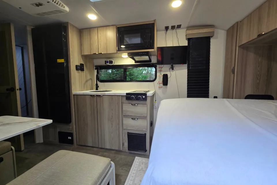 AR's Salem 179DBK Off-grid Travel Trailer