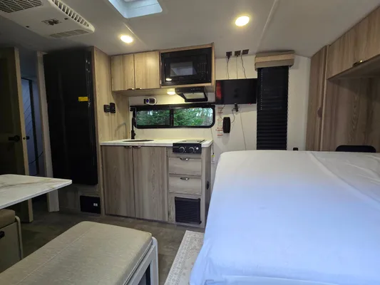 AR's Salem 179DBK Off-grid Travel Trailer