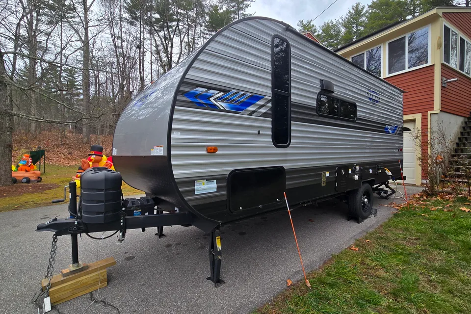AR's Salem 179DBK Off-grid Travel Trailer